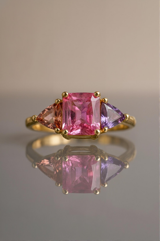 Multicolor sapphire ring “Lueur d’Orchidée” in 18k yellow gold