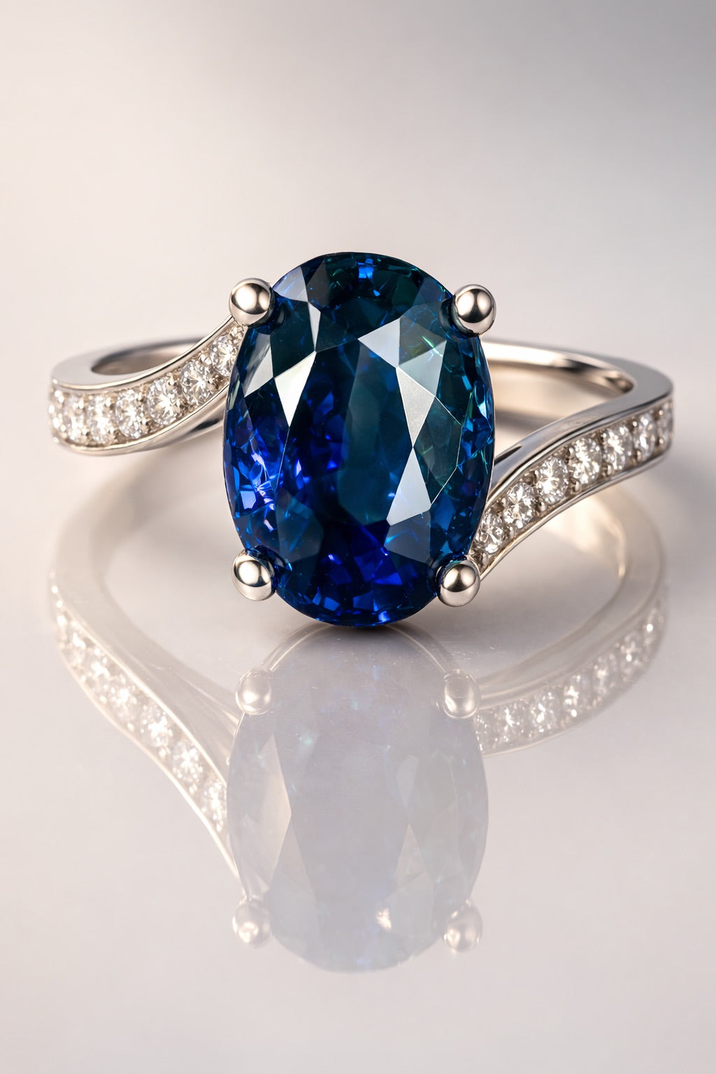 Royal Blue sapphire diamond ring 1.55 ct in white gold
