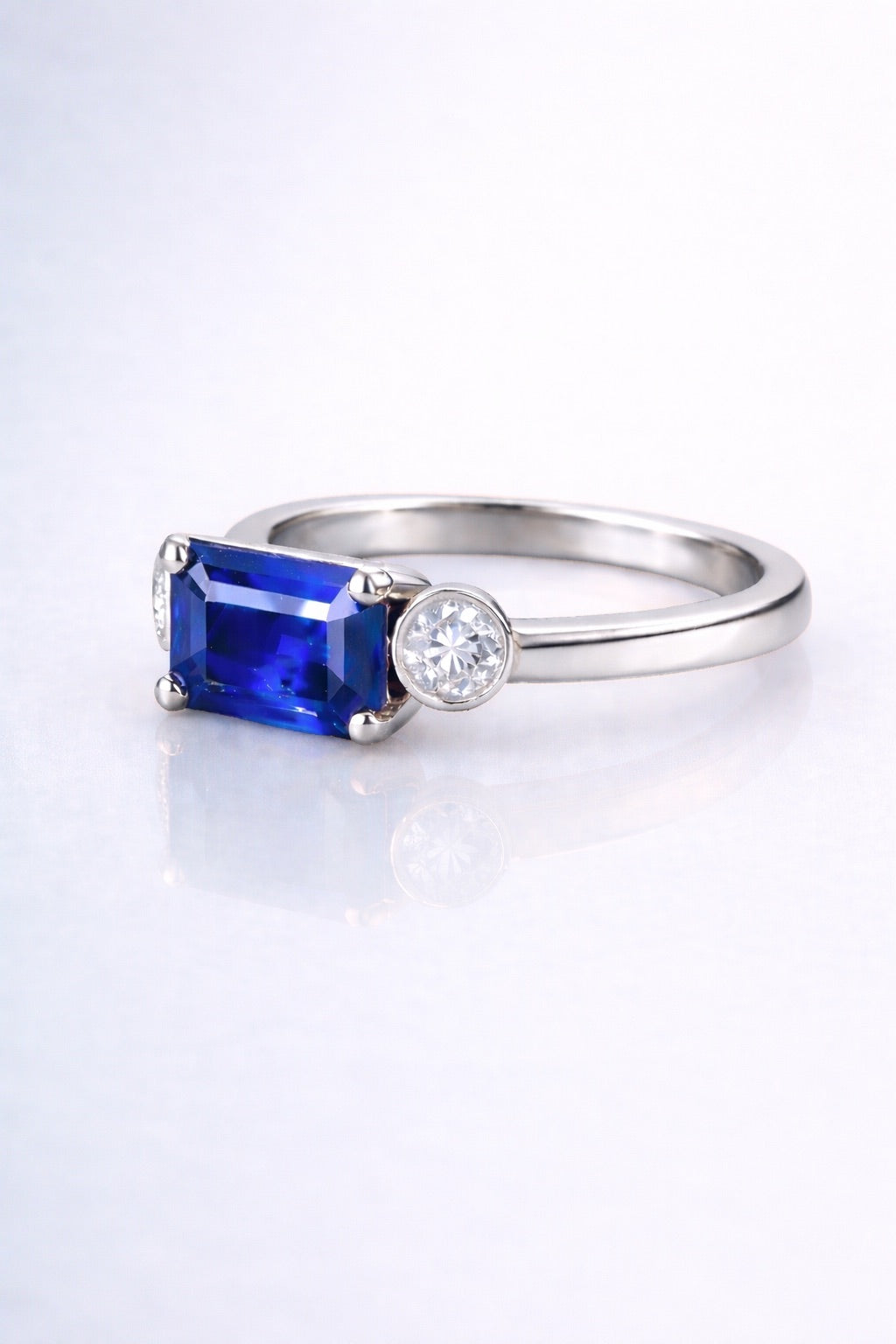 Royal Blue sapphire three-stone ring 1.63 ct in white gold side